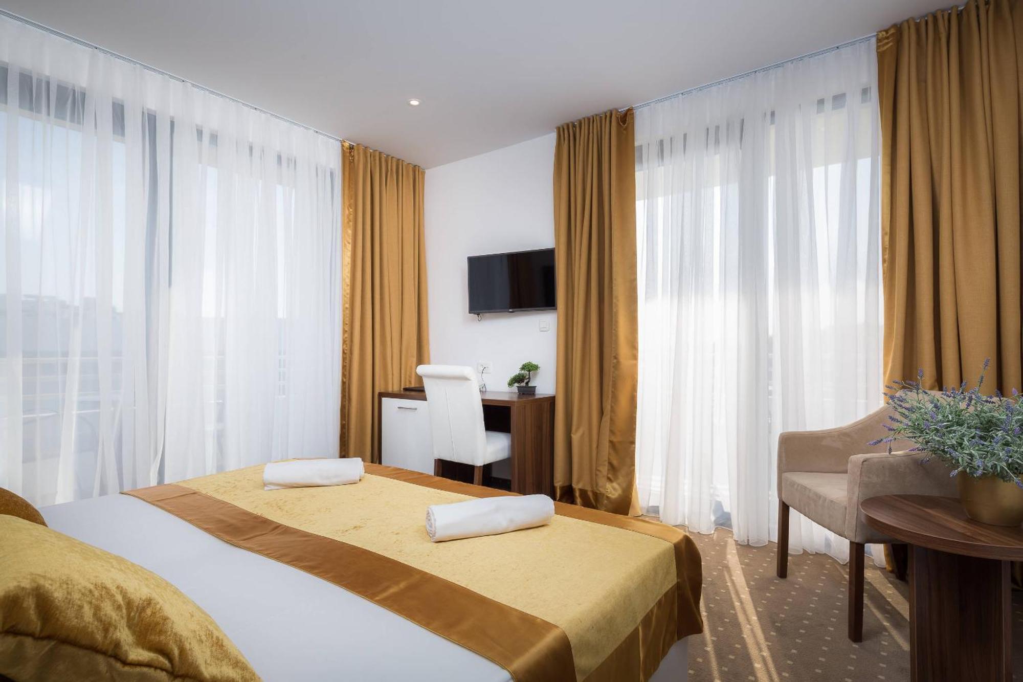 Hotel Perla Рогозниця Екстер'єр фото