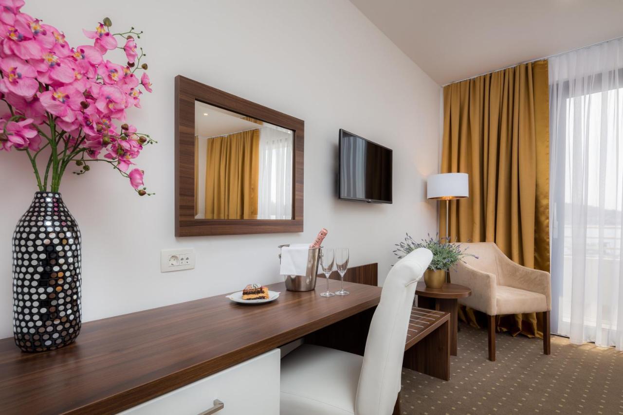Hotel Perla Рогозниця Екстер'єр фото